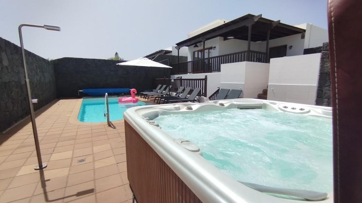 Stylish 6 Bedroom Villa Princesa - Hot Tub - Heated Pool - Near Beach & Waterparks Playa Blanca  Exterior photo
